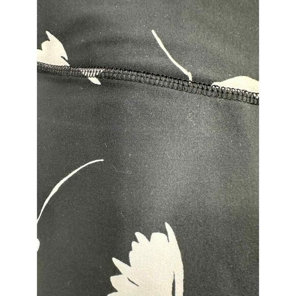 Fabletics Black/White Floral Define Powerhold Mid-Rise Capri Small NWOT - Picture 4 of 7
